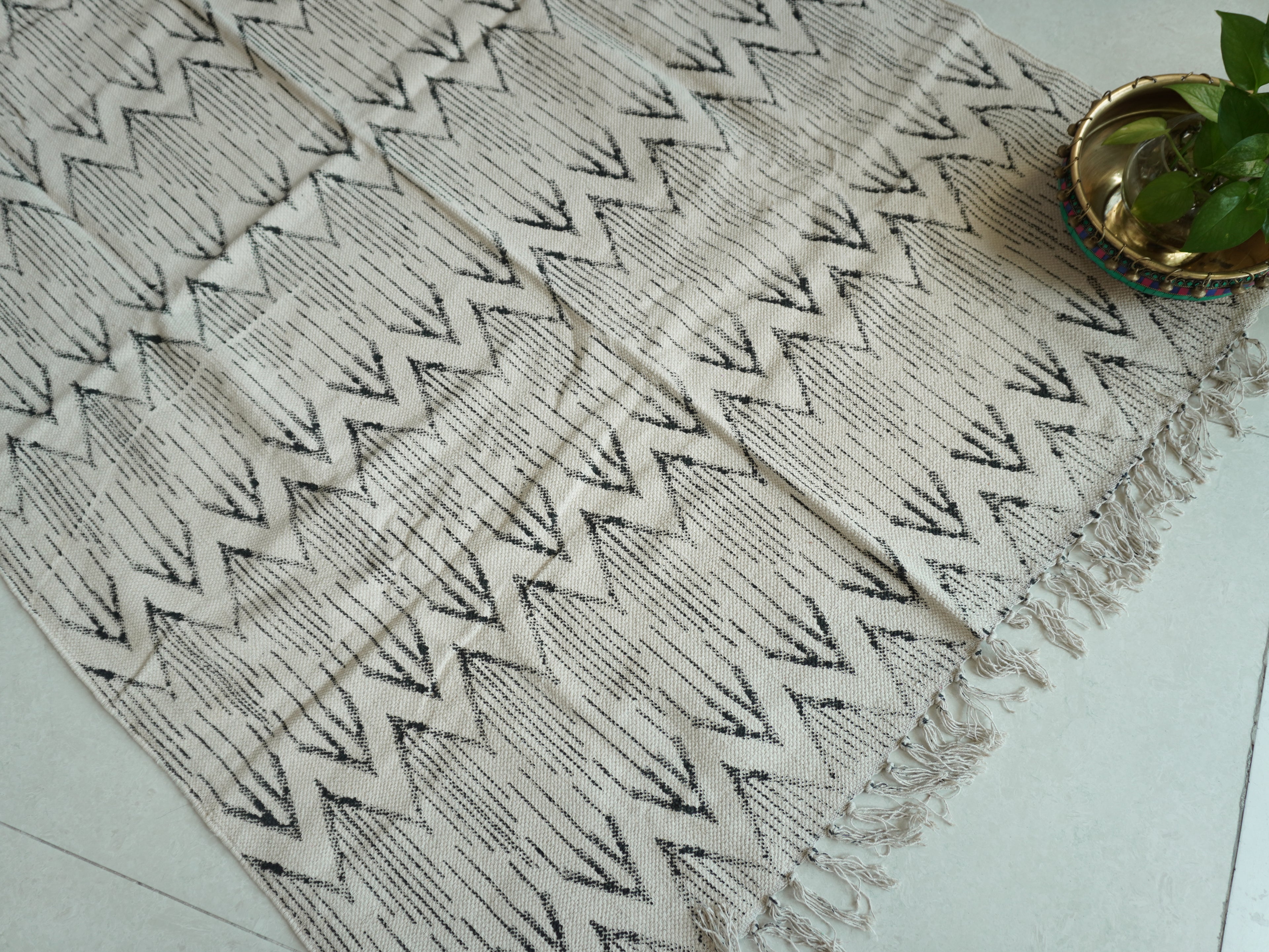 The Graphic Zigzag Hand Block Printed Rug ( 4x6 Ft )