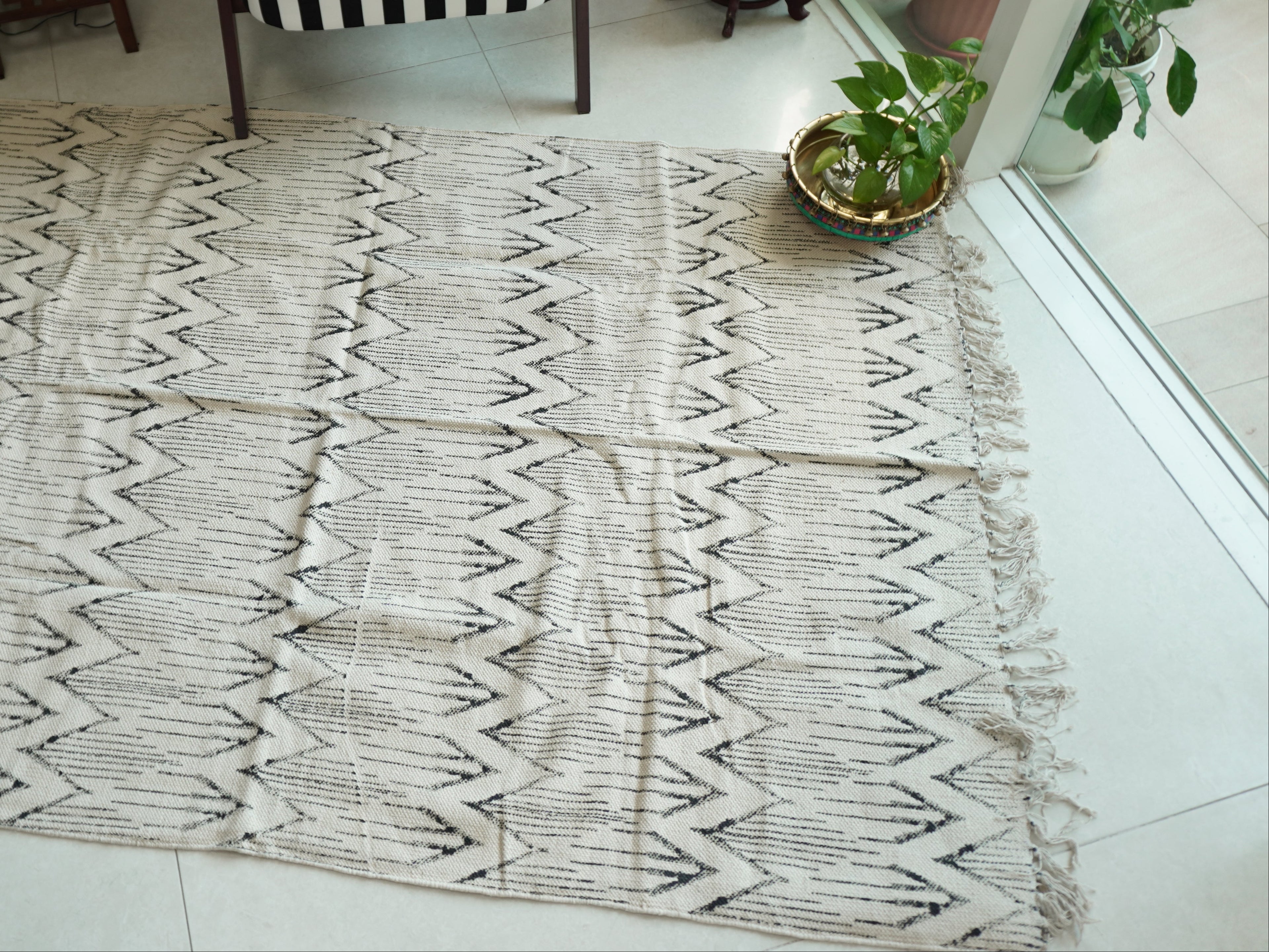 The Graphic Zigzag Hand Block Printed Rug ( 4x6 Ft )