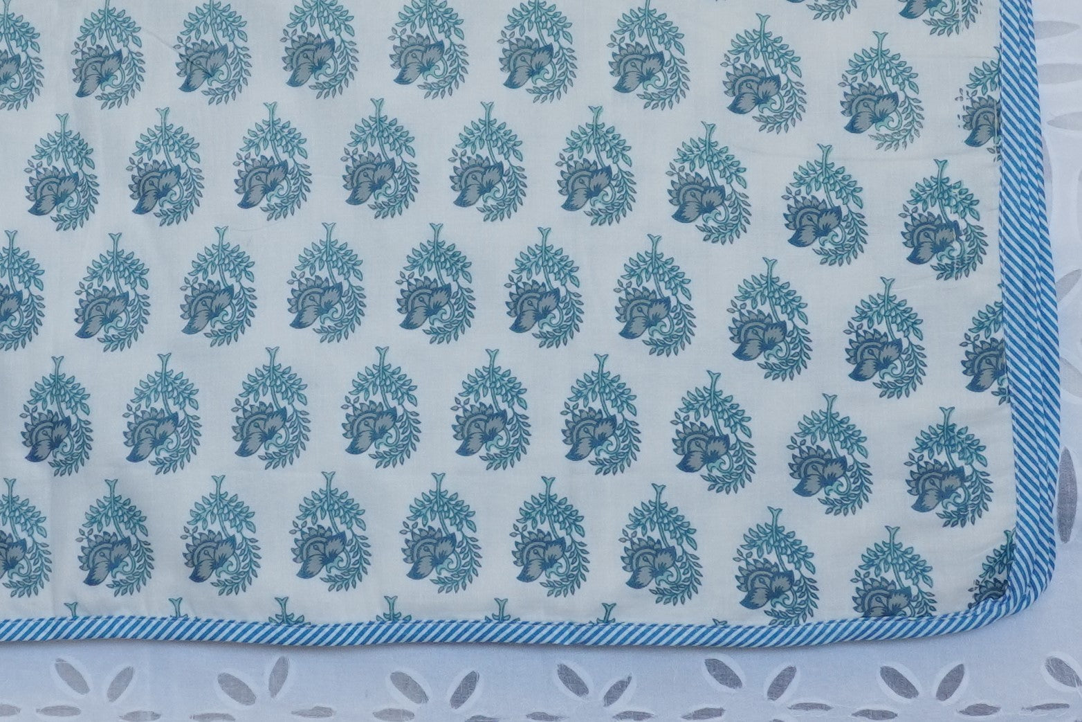 Blue-Daisies Dohar/AC Comforter Queen Size