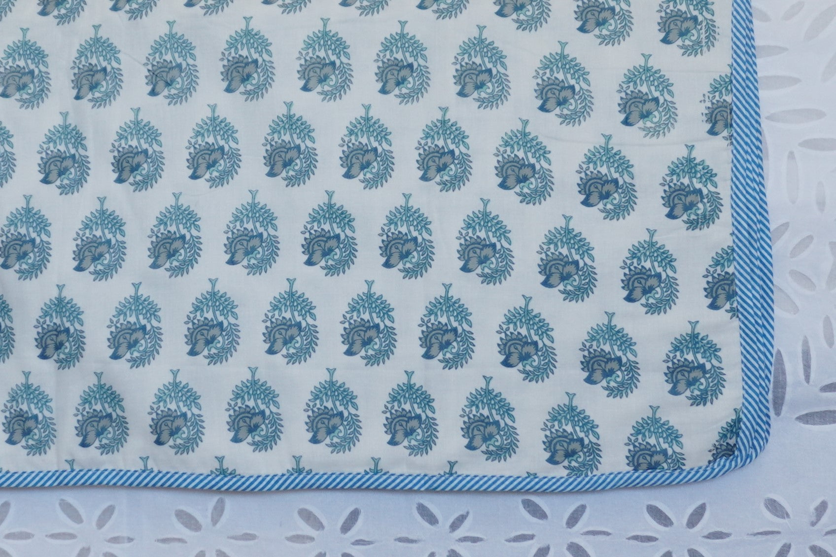 Blue-Daisies Dohar/AC Comforter Queen Size