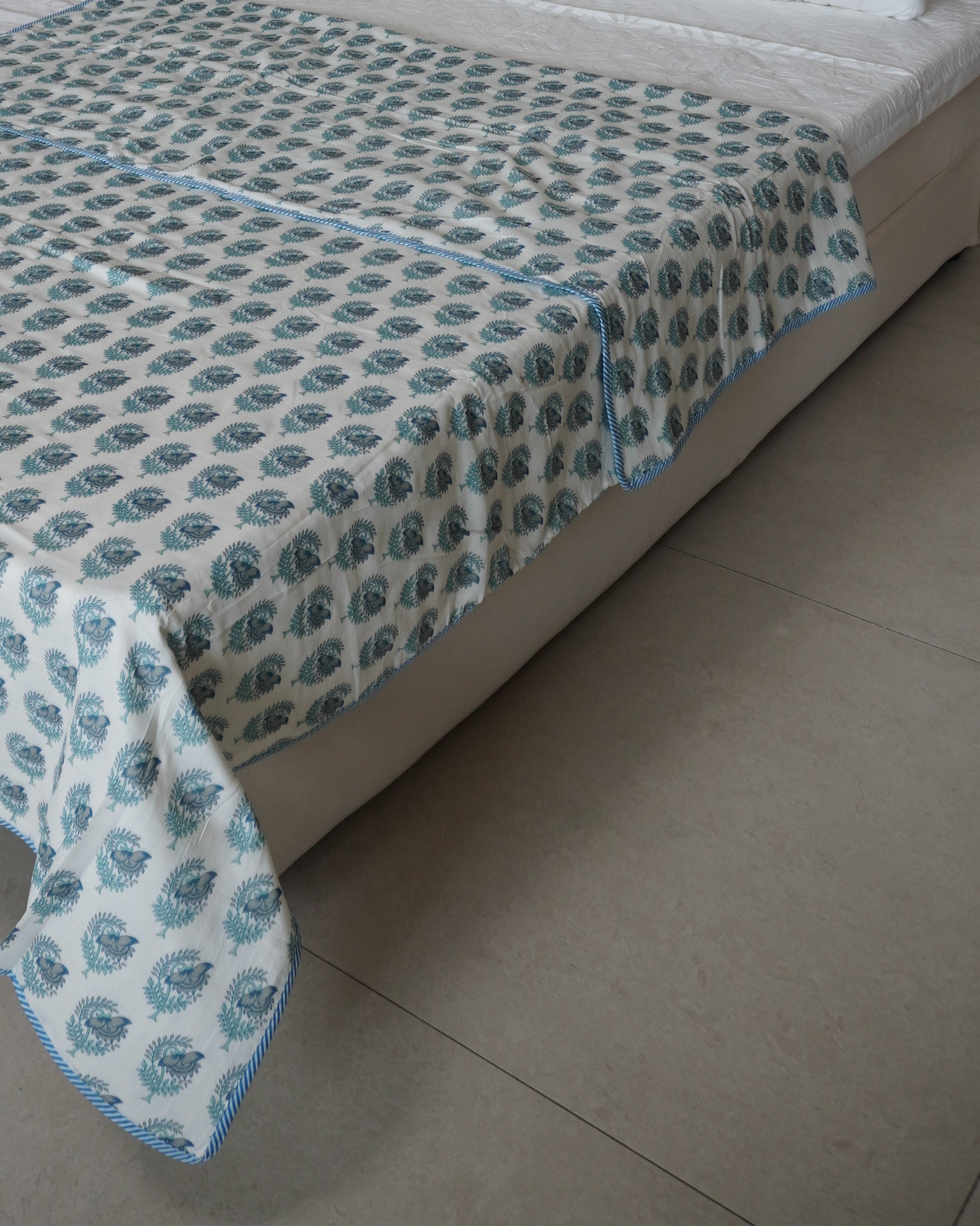 Blue-Daisies Dohar/AC Comforter Queen Size