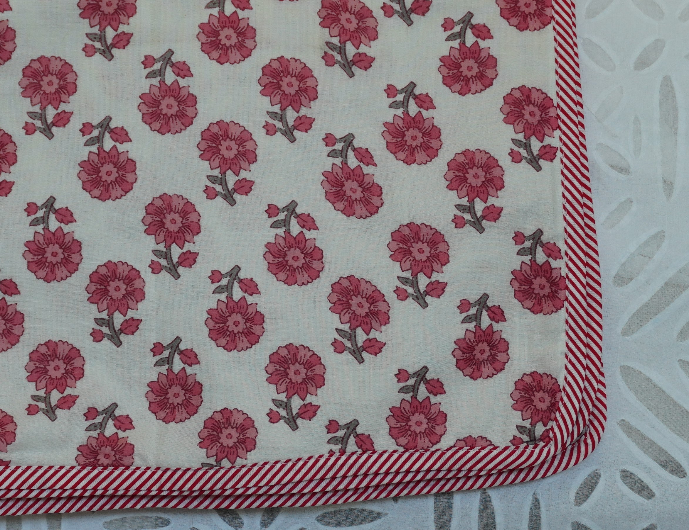 Daisies Dohar/AC Comforter Queen Size