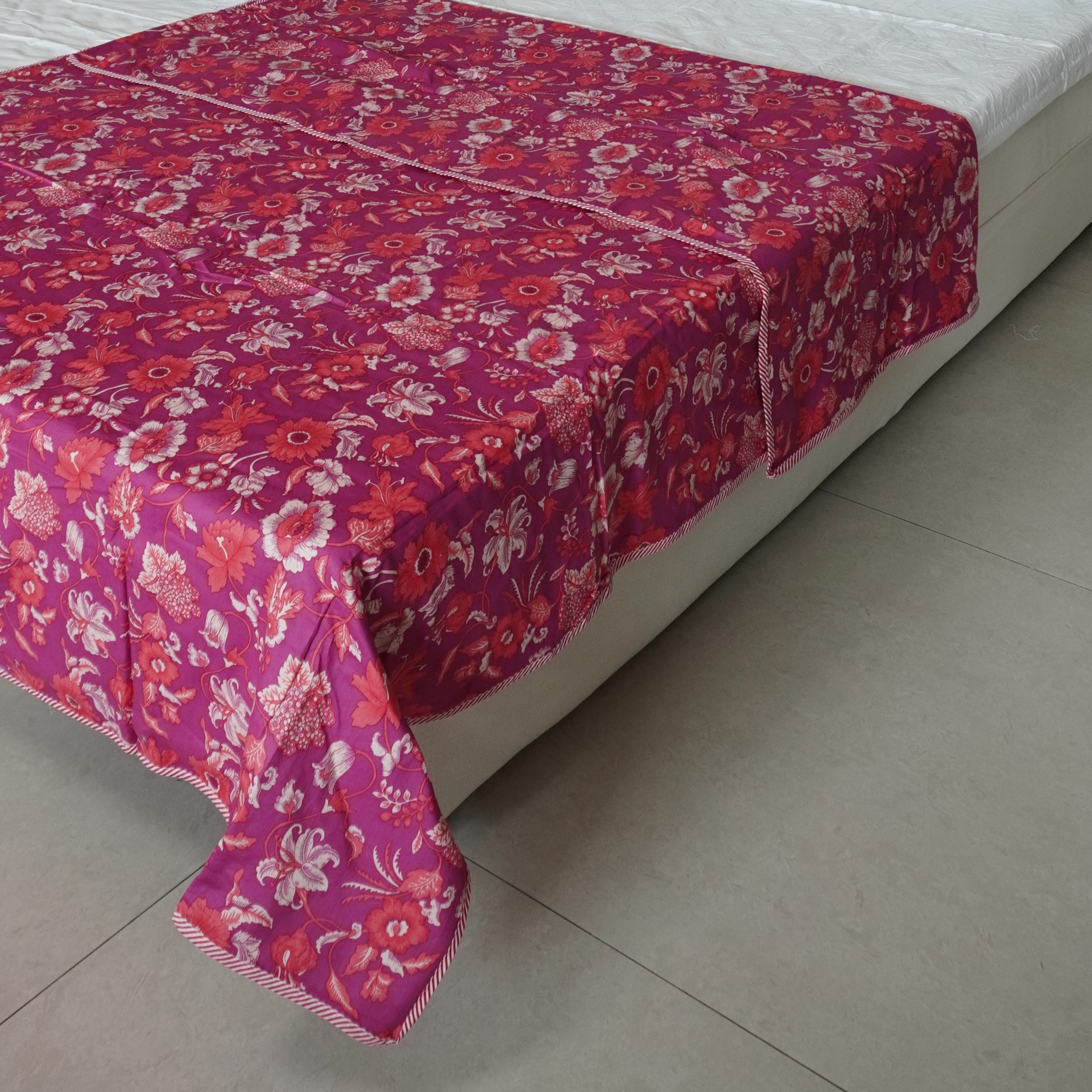 Raspberry Dohar/AC Comforter Queen Size